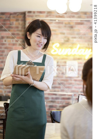 カフェ　店員　女性 41399218