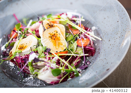 Vegetable salad with goat cheese and herb. 41400312