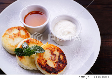 Cottage cheese pancakes with honey and sour cream Cottage cheese pancakes with honey and sour cream 41401061