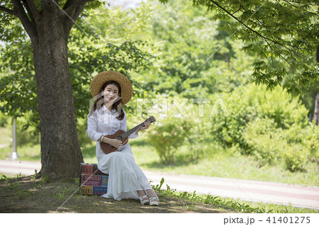 演奏 公園 若い女性 41401275