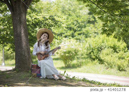 演奏 公園 若い女性 41401278