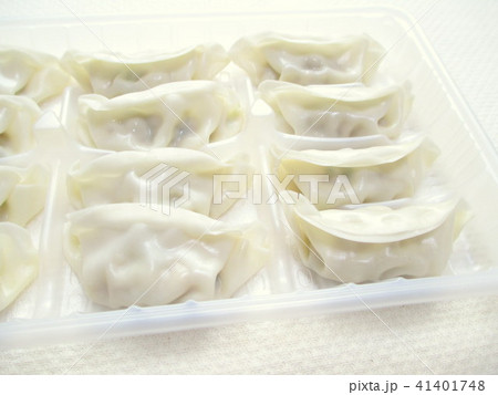 パックに入った生の餃子 パックに入った生の餃子 41401748