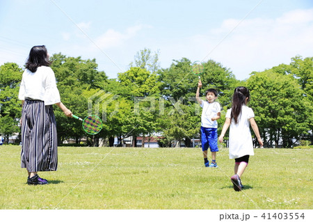 家族 休日の公園 家族 休日の公園 41403554