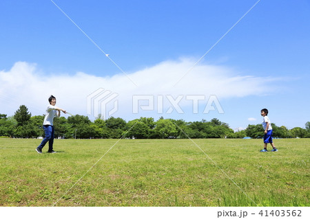 家族 休日の公園 家族 休日の公園 41403562