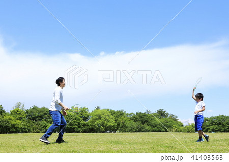 家族 休日の公園 家族 休日の公園 41403563