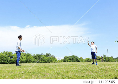 家族 休日の公園 家族 休日の公園 41403565