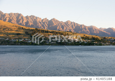 <ニュージーランド>クイーンズタウン　夕方のワカティプ湖畔 41405188