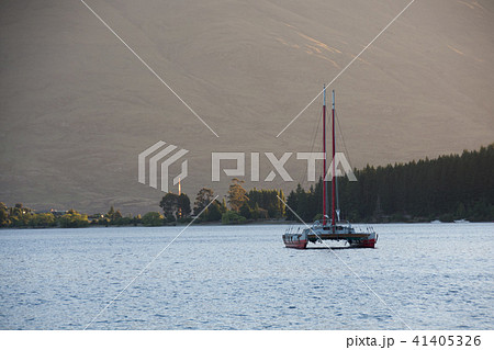 <ニュージーランド>クイーンズタウン　夕方のワカティプ湖畔 41405326