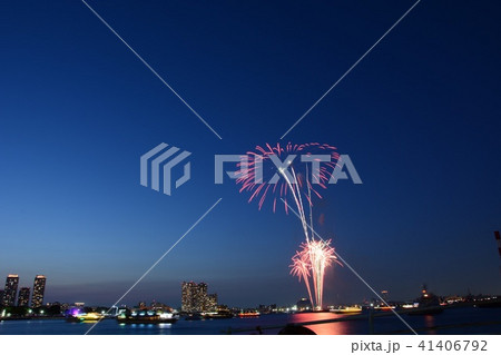 夜空に輝く花火 41406792