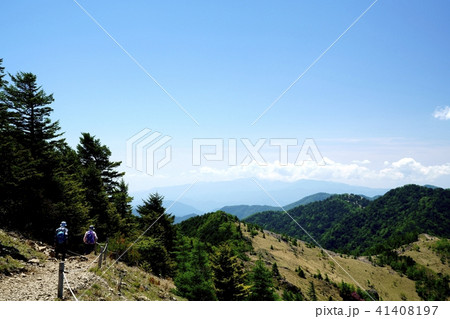 気持ちの良い稜線を歩く　(撮影地：大菩薩嶺、雷岩付近) 41408197