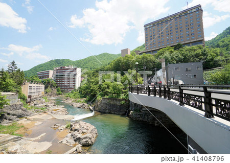 札幌　定山渓温泉郷風景（豊平川と月見橋） 41408796
