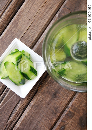 ガラスの漬物メーカーで作ったキュウリの浅漬け 41409469