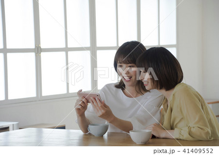 若い女性　二人　ライフスタイル 41409552