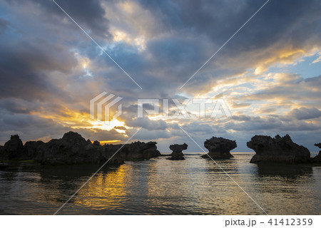 沖永良部島　ウジジ浜　奇岩　夜明 41412359