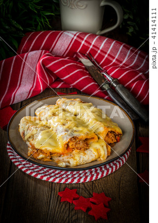 Italian lasagna rolls on a plate. 41414111