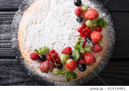 Victoria sandwich cake 41414461