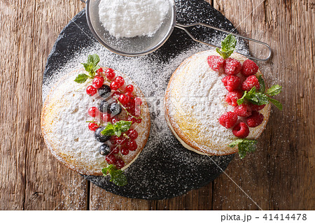Victoria naked cake decorated 41414478