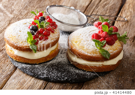 sandwich Victoria cake with fresh berries 41414480
