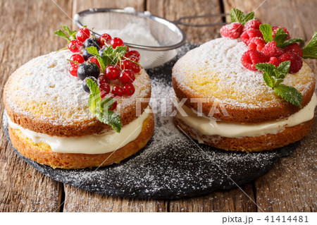 sandwich Victoria cake with black and red currants 41414481