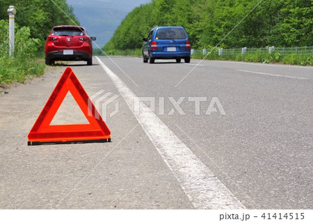 三角停止板 路肩の止まる車 三角停止板 路肩の止まる車 41414515