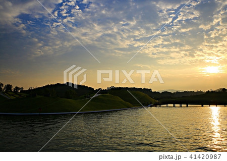 池 雲 夕焼け 41420987