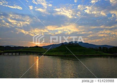 池 雲 夕焼け 41420988