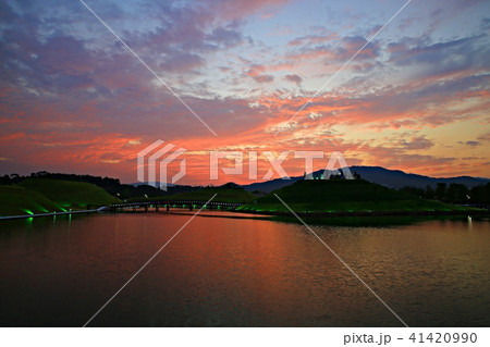 池 雲 夕焼け 41420990