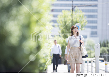 女性 歩く 都会 オフィス街 街 笑顔 女性 歩く 都会 オフィス街 街 笑顔 41423158