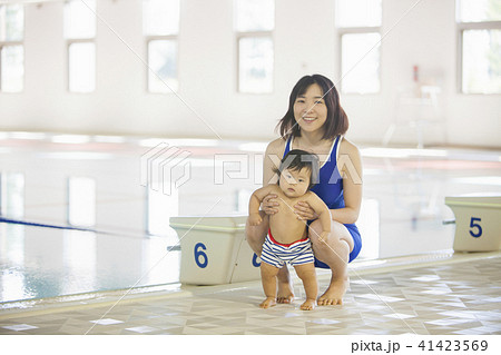 プールで遊ぶ子供と女性 プールで遊ぶ子供と女性 41423569
