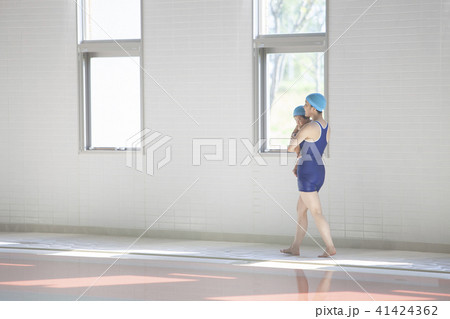 プールサイドの子供と女性 プールサイドの子供と女性 41424362