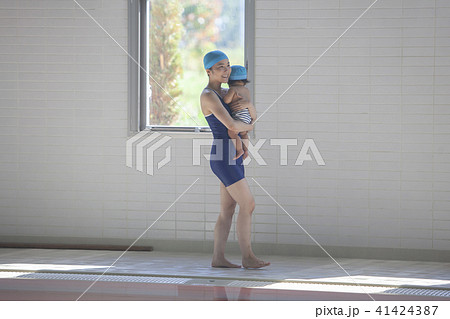プールサイドの子供と女性 41424387