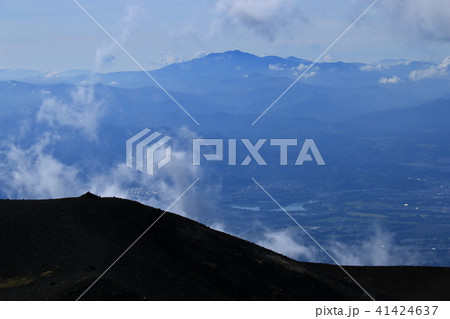 霊峰岩手山から霊峰早池峰を望む 霊峰岩手山から霊峰早池峰を望む 41424637