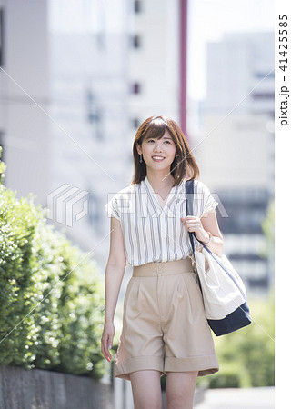 街を歩く女性　笑顔 41425585