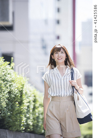街を歩く女性 笑顔 街を歩く女性 笑顔 41425586