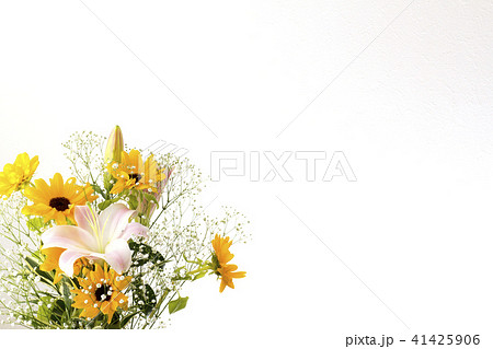 ひまわりの花束の写真素材