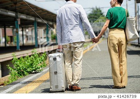 カップル 旅行 電車 駅 観光 イメージ 撮影協力 京王電鉄株式会社の写真素材