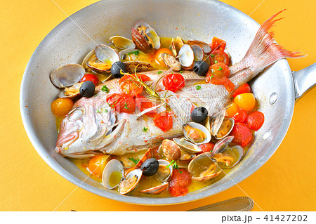 イタリアン、イタリア料理の真鯛とアサリのアクアパッツァ（アクアディマーレ）。 41427202