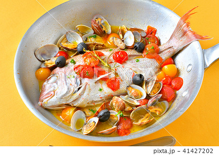 イタリアン、イタリア料理の真鯛とアサリのアクアパッツァ(アクアディマーレ)。 イタリアン、イタリア料理の真鯛とアサリのアクアパッツァ(アクアディマーレ)。 41427202