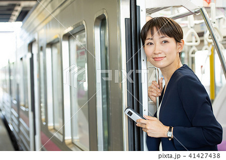 ビジネスウーマン 電車 通勤 撮影協力:京王電鉄株式会社 ビジネスウーマン 電車 通勤 撮影協力:京王電鉄株式会社 41427438
