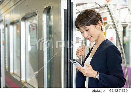 ビジネスウーマン 電車 通勤　撮影協力:京王電鉄株式会社 41427439