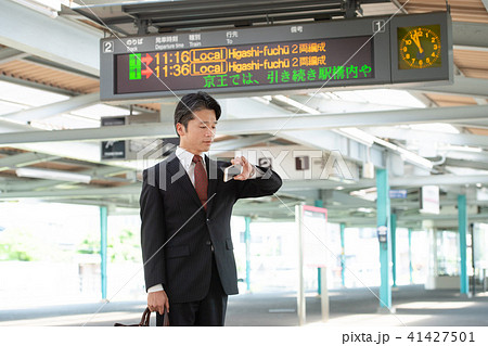 ビジネスマン 駅 鉄道 撮影協力:京王電鉄株式会社 ビジネスマン 駅 鉄道 撮影協力:京王電鉄株式会社 41427501