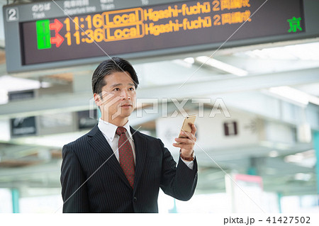 ビジネスマン 駅 鉄道 　撮影協力:京王電鉄株式会社 41427502