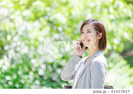 電話をするスーツの女性　オフィスレディ　新緑　OL　ビジネス　スーツ　ポートレート　リクルート 41427637