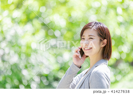 電話をするスーツの女性 オフィスレディ 新緑 OL ビジネス スーツ ポートレート リクルート 電話をするスーツの女性 オフィスレディ 新緑 OL ビジネス スーツ ポートレート リクルート 41427638