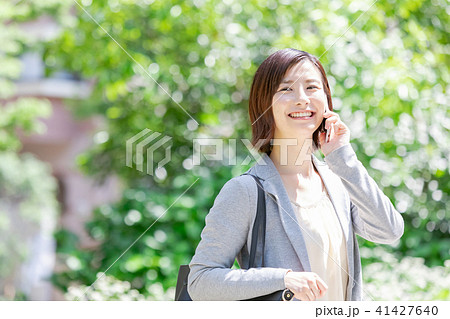電話をするスーツの女性　オフィスレディ　新緑　OL　ビジネス　スーツ　ポートレート　リクルート 41427640