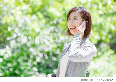電話をするスーツの女性　オフィスレディ　新緑　OL　ビジネス　スーツ　ポートレート　リクルート 41427642