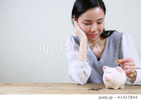 貯金する女性 貯金する女性 41427844
