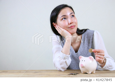 貯金する女性 貯金する女性 41427845