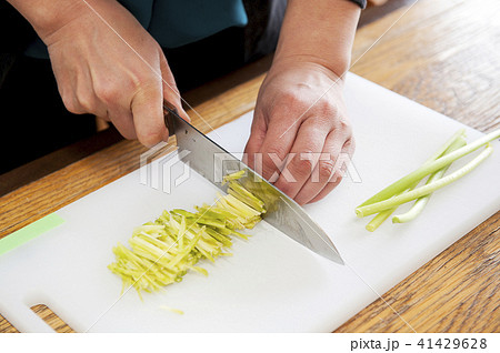 手作りワサビ漬け~2茎を刻む~ 手作りワサビ漬け~2茎を刻む~ 41429628