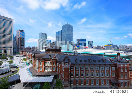 KITTEより東京駅丸の内駅前広場と青空を望む KITTEより東京駅丸の内駅前広場と青空を望む 41430625